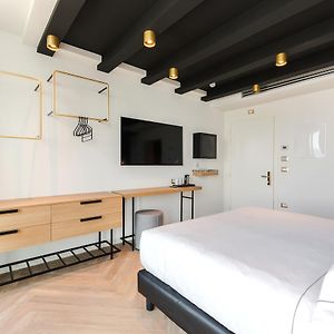 Zimmer mit Kingsize-Bett